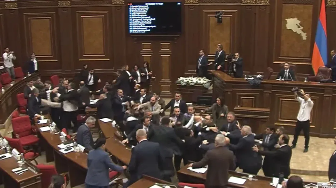 Përplasje fizike mes deputetëve në Parlamentin e Armenisë  ndërhyn sigurimi  VIDEO 