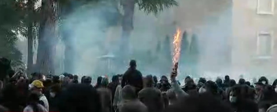 Protestuesit i vënë zjarrin edhe pemës dekorative para Kryeministrisë nën thirrjet  Digje  digje    Tentohet edhe Kryesia e Kuvendit