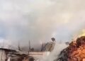 Krujë/ Zjarr në një kasolle ushqimore për kafshë, digjen edhe disa bagëti, dëme të shumta (VIDEO)