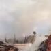 Krujë/ Zjarr në një kasolle ushqimore për kafshë, digjen edhe disa bagëti, dëme të shumta (VIDEO)