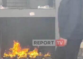 VIDEO/ Sulmohet përsëri Ambasada e Vatikanit në Tiranë, protestuesit i vënë flakën kabinës së rojës
