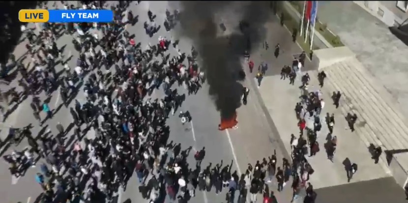 Pamjet me dron/ Protesta e PD e parë nga sipër, protestuesit e opozitës heqin maskat! I vënë zjarrin ‘sofrës së dialogut’, tymi i zi mbulon sheshin