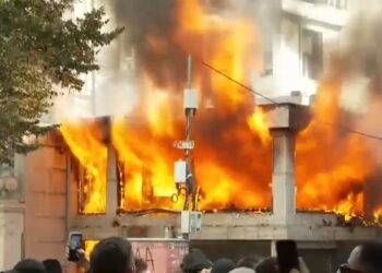 VIDEO/ Tirana nëntë orë në kaos dhe arenë lufte, i vihet zjarri institucioneve, bankave dhe bizneseve! Xhama të thyer, shkatërrime dhe dëme