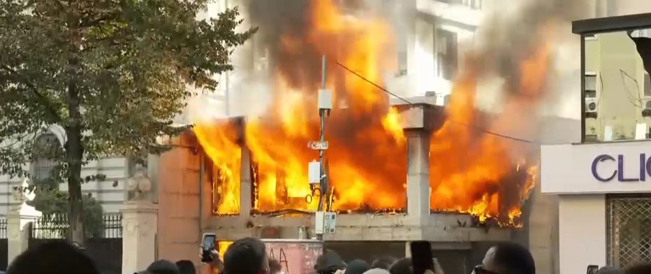 FOTO  Nga protesta te sulmi ndaj bizneseve  persona të maskuar godasin bankën e nivelit të dytë dhe i vënë zjarrin  Rrezikohen edhe godinat e tjera pranë