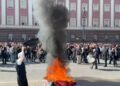 FOTO/ Nën ritmin e daulles dhe valleve, deputetët dhe mbështetësit e PD-së djegin tryezën e dialogut të Ramës para Kryeministrisë!