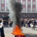FOTO/ Nën ritmin e daulles dhe valles, deputetët dhe mbështetësit e PD-së djegin tryezën e dialogut të Ramës para Kryeministrisë!