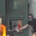 Pasi u përqafuan me Policinë te Ministria e Arsimit, protestuesit i vënë zjarrin derës së Ministrisë së Ekonomisë! Grupi i drejtohet Kryeministrisë, efektivët gardh