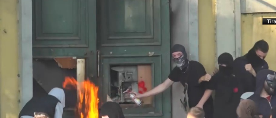 Pasi u përqafuan me Policinë te Ministria e Arsimit  protestuesit i vënë zjarrin derës së Ministrisë së Ekonomisë  Grupi i drejtohet Kryeministrisë  efektivët gardh
