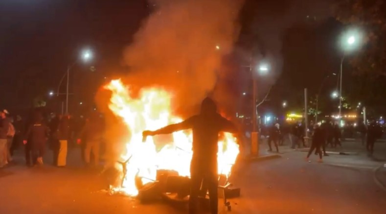 Protestuesit djegin koshat e mbeturinave dhe një kioskë te  9 katëshet  