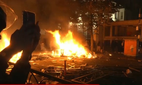 VIDEO  Protestuesit shkatërrojnë gjithçka në biznese  i vënë zjarrin materialeve në rrugë  Tirana 5 orë në kaos  Policia në gatishmëri  FOTO 